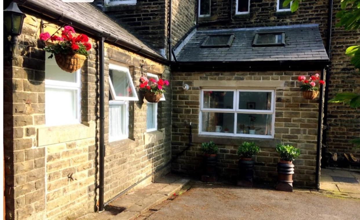 Private Annex To Victorian Villa, With Kitchen And Free Parking Todmorden Bagian luar foto
